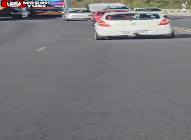 Video :A vehicle and caravan are blown off a bridge by strong winds